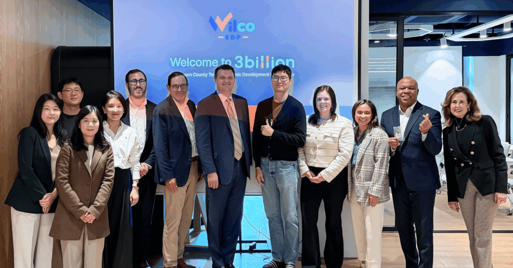 Group photo taken at 3billion headquarters during the visit of the Williamson County Texas Economic Development Partnership (Wilco Texas EDP) delegation.
Representatives from both organizations are standing together, smiling, with a background screen displaying the logos “Welcome to 3billion” and “Wilco EDP.”
